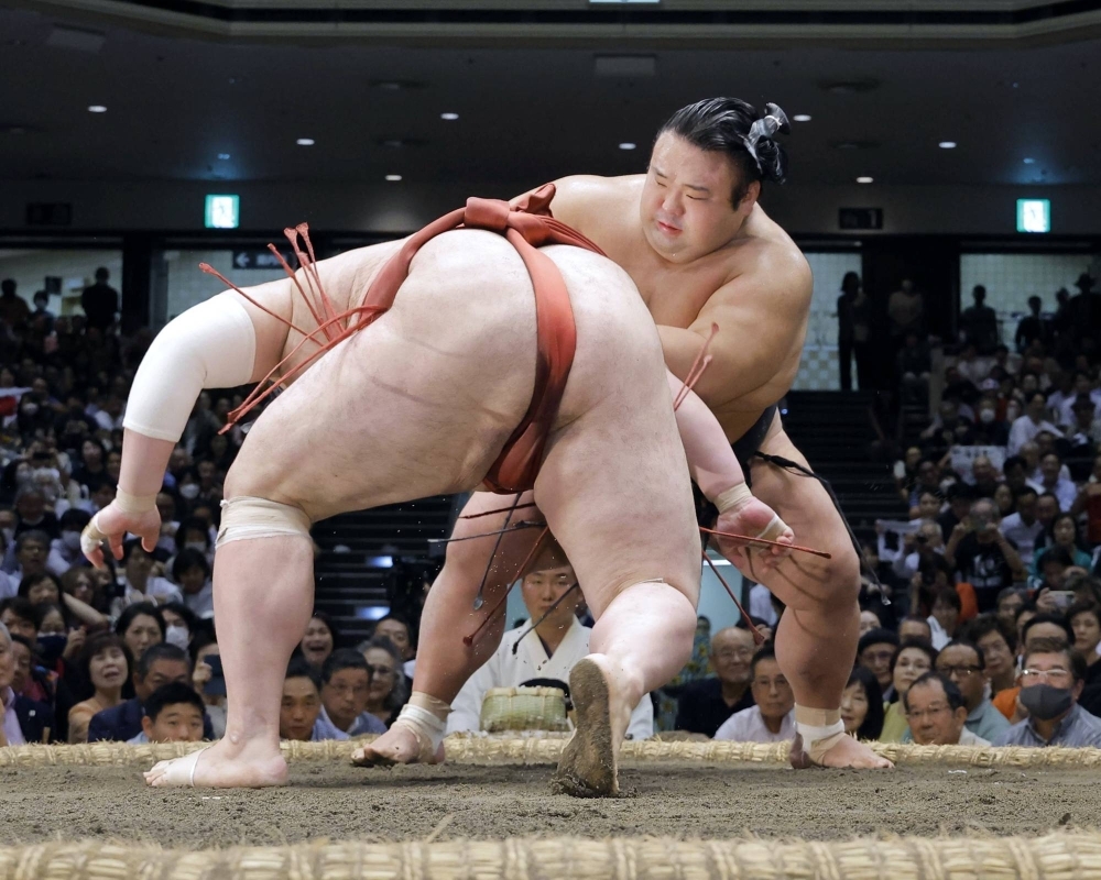 Takakeisho's (right) henka against Atamifuji in Sunday's Autumn Grand Sumo Tournament title playoff drew significant ire from sumo fans.