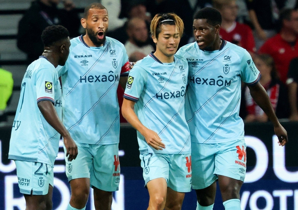 Reims forward Keito Nakamura (second from right) celebrates after scoring his first goal for the team in its French first-division match against Lille in Villeneuve-d'Ascq, France, on Tuesday.