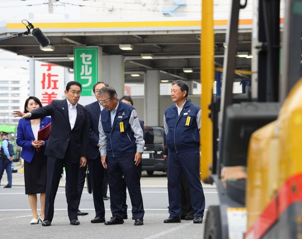 Prime Minister Fumio Kishida visits a logistics company in Tokyo's Ota Ward on Thursday.