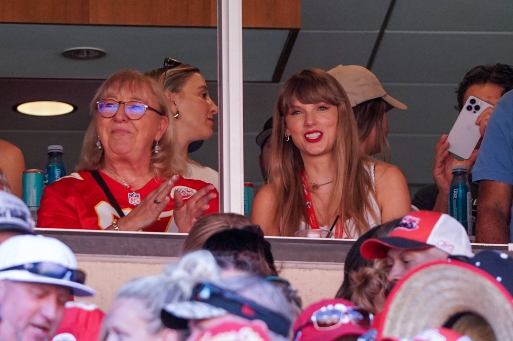 Singer Taylor Swift (right) watches the game with Donna Kelce, Travis’ mother, on Sunday.