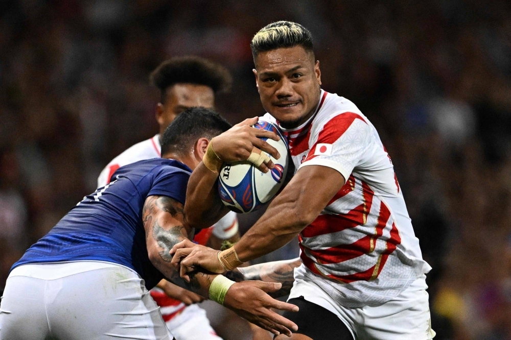 Japan fullback Lomano Lava Lemeki breaks free from Samoan left wing Ben Lam during their match at the Rugby World Cup in Toulouse, France, on Thursday.