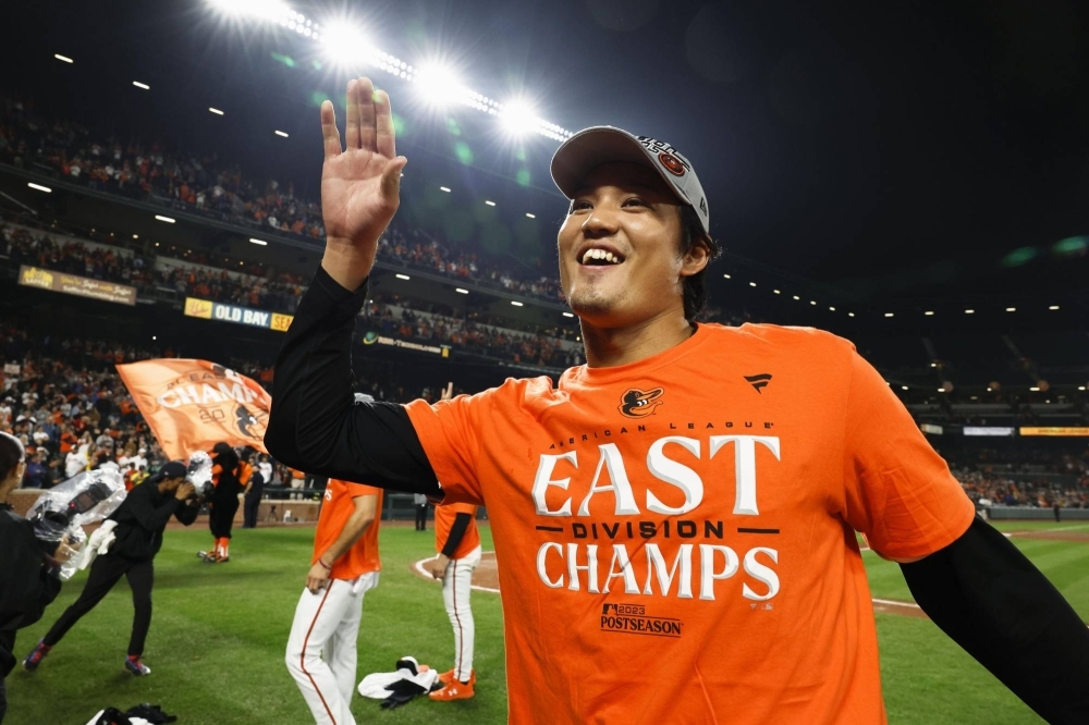 Orioles pitcher Shintaro Fujinami celebrates after Baltimore secured the AL East title with a win over the Red Sox in Baltimore on Thursday.