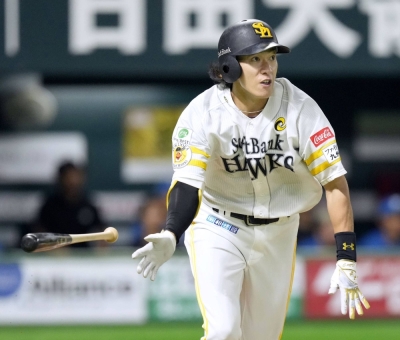 SoftBank's Yuki Nakamura ties the game with a ninth-inning home run against the Fighters in Fukuoka on Saturday.