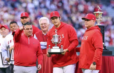 Shohei Ohtani (second from right) accepts the Los Angeles Angels' team MVP award in Anaheim, California, on Saturday.