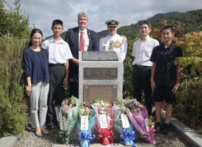 Yoshitake Kanda (second from right) and his family members are pictured with two officials from the Canadian Embassy in Japan at a memorial dedicated to Lt. Robert Hampton Gray in Onagawa, Miyagi Prefecture, in August.