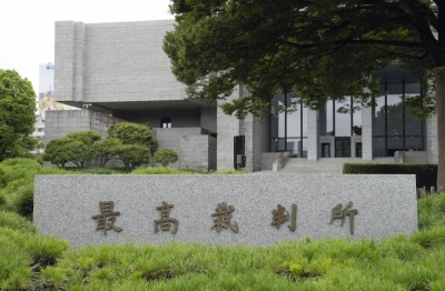 The decision by the Supreme Court's First Petty Bench will let stand lower court rulings that acknowledged the constitutionality of a legal requirement that Japanese who gain foreign nationality must give up their original citizenship.