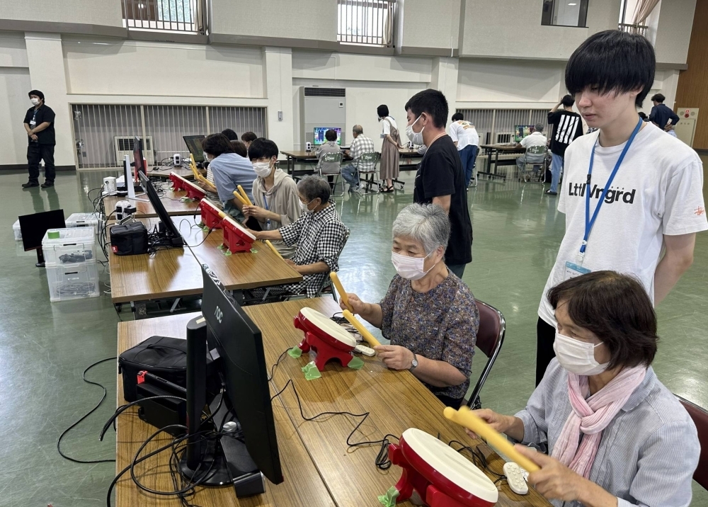 Elderly people experience taking part in esports in Ono, Fukushima Prefecture.