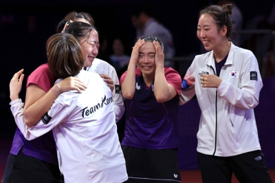 South Korea's Jeon Ji-hee and Shin Yu-bin embrace North Korea's Cha Su Yong and Pak Su Gyong after winning the table tennis women's doubles final at the Asian Games in Hangzhou, China, on Monday.