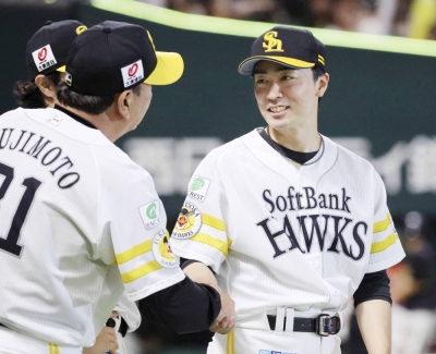 Hawks pitcher Tsuyoshi Wada (right) celebrates after picking up the win against the Eagles in Fukuoka on Tuesday.