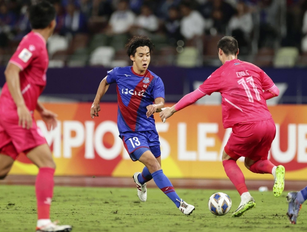 Ventforet's Sota Miura (center) attacks the Buriram goal at the National Stadium on Wednesday.