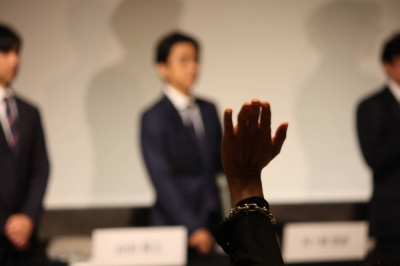 A reporter raises their hand during a Johnny & Associates news conference on Monday. Journalists were limited to a “one question per company” at the event.