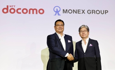 NTT Docomo President Motoyuki Ii (left) and Monex Group Chairman Oki Matsumoto hold a news conference in Tokyo on Wednesday.