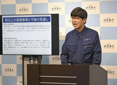 A Meteorological Agency official holds a news conference on Thursday after the agency issued a tsunami advisory for the Izu island chain. The advisory was lifted early Thursday afternoon. 
