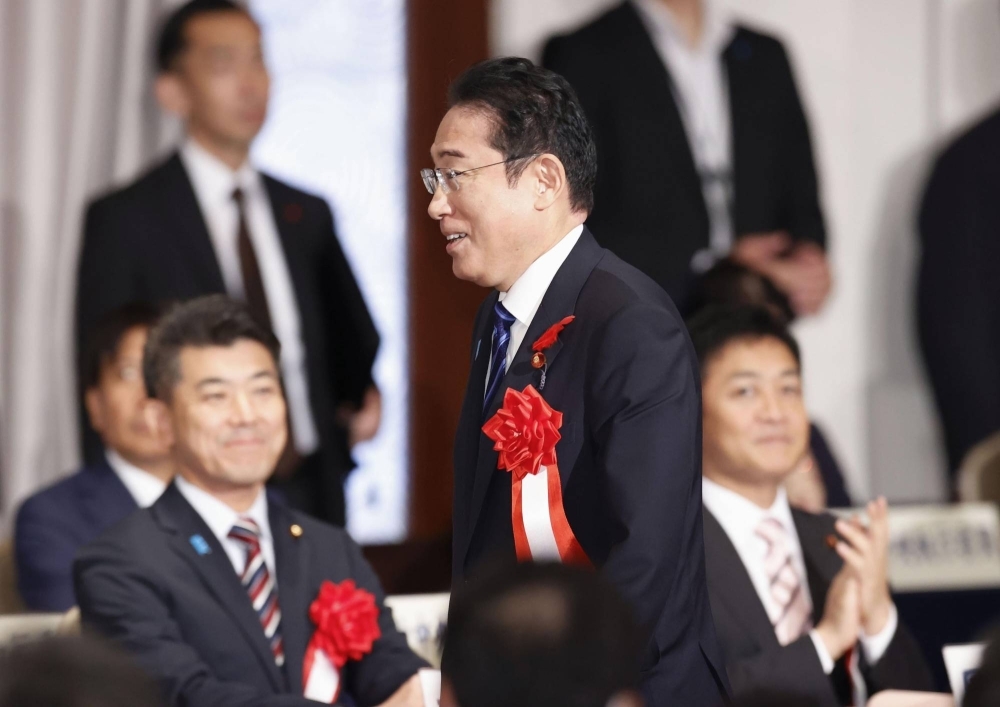 Prime Minister Fumio Kishida, Constitutional Democratic Party of Japan head Kenta Izumi (left) and the Democratic Party for the People leader Yuichiro Tamaki (right) attend a Rengo convention in Tokyo on Thursday.