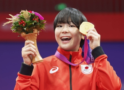 Akari Fujinami celebrates with her medal after winning the women's 53-kg freestyle wrestling final at the Asian Games in Hangzhou, China, on Thursday.
