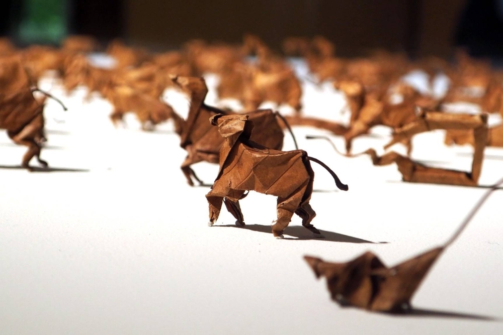 Outsider artist Yoshihiro Watanabe’s tiny “Oriha” animals, on display in the Nakajima Lock Control Room plaza, are each made of a single oak leaf.