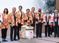 Aichi Governor Hideaki Omura (fourth from left), Japanese Olympic Committee President Yasuhiro Yamashita (fourth from right) and Raja Randhir Singh (third from right), acting president of the Olympic Council of Asia, participate in a reception promoting the 2026 Asian Games in Hangzhou, China, on Saturday. | Kyodo
