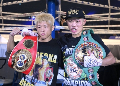 Ginjiro (left) and Yudai Shigeoka celebrate their minimumweight title wins at Ota City General Gymnasium on Saturday.