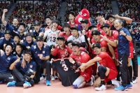 Japan's men's volleyball team celebrates its win over Slovenia at Yoyogi National Gymnasium on Saturday. | Kyodo