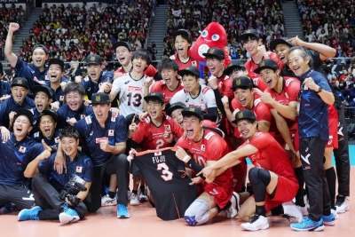 Japan's men's volleyball team celebrates its win over Slovenia at Yoyogi National Gymnasium on Saturday.