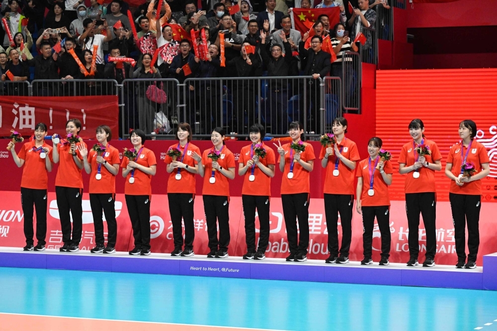 Japan's women's volleyball team celebrates its silver medal during the podium ceremony at the Asian Games in Hangzhou, China, on Saturday.