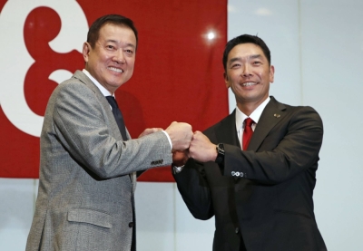 New Giants manager Shinnosuke Abe (right) poses with former manager Tatsunori Hara during a news conference on Friday.