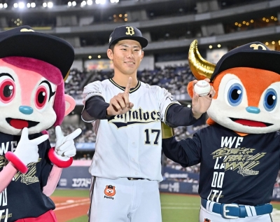 Orix pitcher Ryuhei Sotani (center) celebrates his first professional win, against the Hawks, at Kyocera Dome Osaka on Monday.