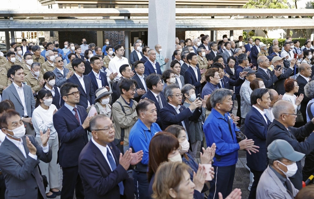 Voters gather as a candidate in the Nagasaki No. 4 Lower House by-election kicks off his campaign in Sasebo, Nagasaki Prefecture, on Tuesday.