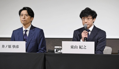 Johnny & Associates President Noriyuki Higashiyama (right) speaks during a news conference at a hotel in Tokyo on Oct. 2.