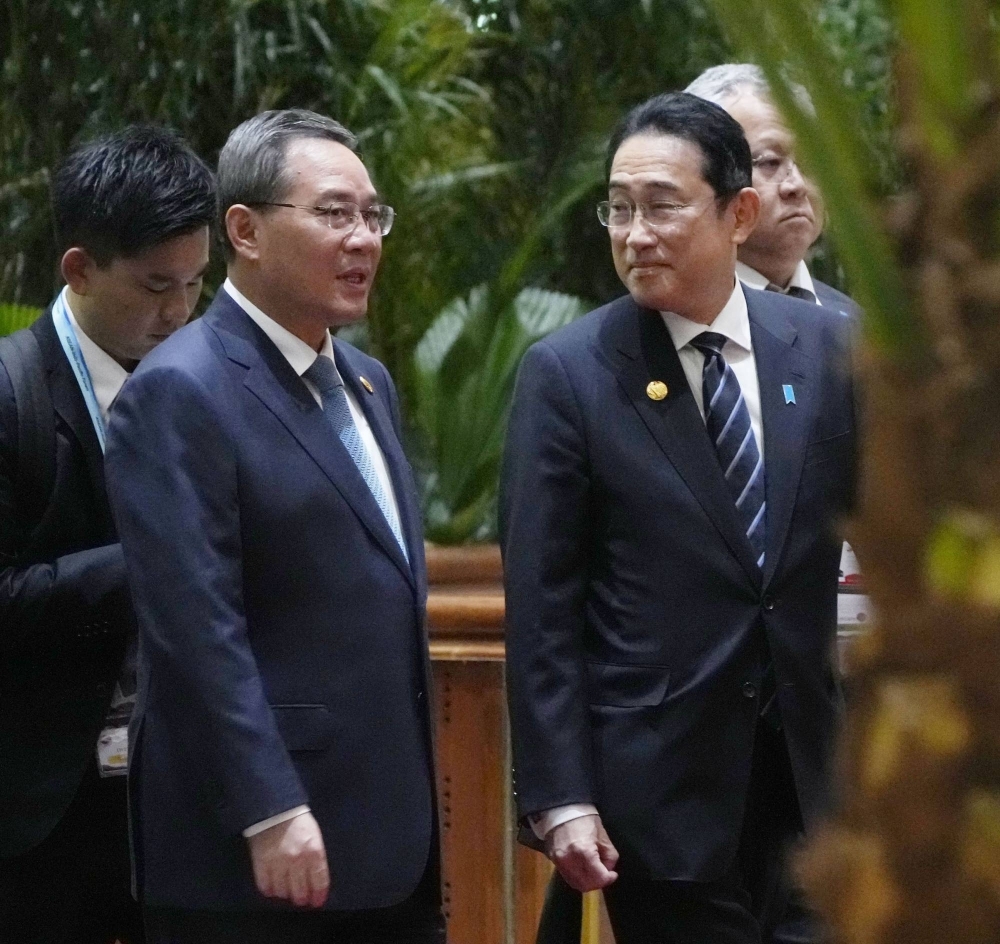 Chinese Premier Li Qiang and Prime Minister Fumio Kishida chat in Jakarta on Sept. 6 on the fringes of ASEAN-related summits.