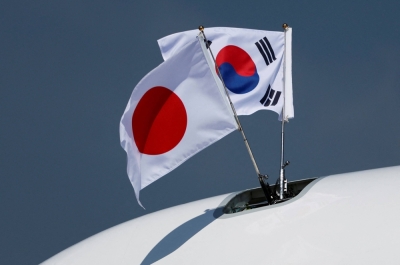 Japanese people with a favorable impression of South Korea outnumbered those with an unfavorable one for the first time in a decade, according to a recent survey. 