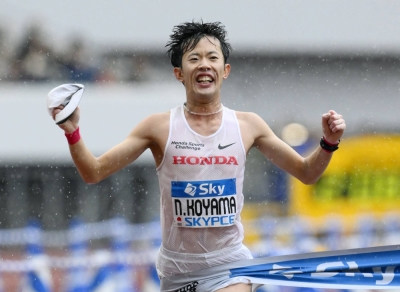 Naoki Koyama celebrates after winning the Marathon Grand Championship men's race at Tokyo's National Stadium on Sunday.