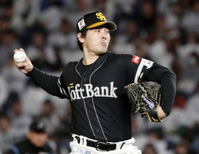 Hawks starter Kohei Arihara pitches against the Marines in Game 2 during the first stage of the Pacific League Climax Series at Zozo Marine Stadium in Chiba on Sunday.