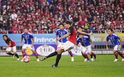 Urawa Reds' Alexander Scholz scores his second goal from the penalty spot against Yokohama F Marinos in the second leg of their Levain Cup semifinal at Saitama Stadium on Sunday.