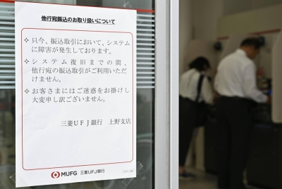 Notification of a system glitch is posted at MUFG Bank's Ueno branch in Tokyo's Taito Ward on Oct. 10.