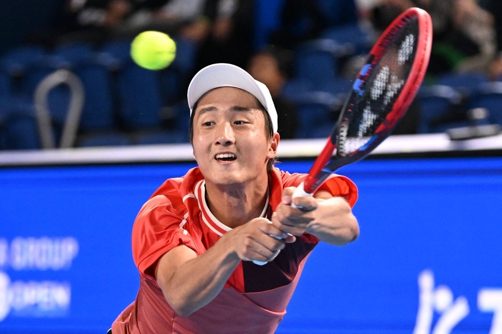 Shintaro Mochizuki hits a return against Taylor Fritz during their match at the Japan Open on Oct. 19.