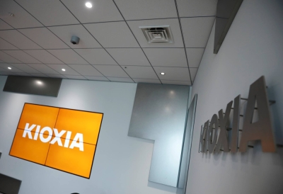 Kioxia Holdings has approached Japan Investment Corp. about making a capital infusion to support its merger with Western Digital and strengthen the combined company’s financial base, according to people familiar with the matter.