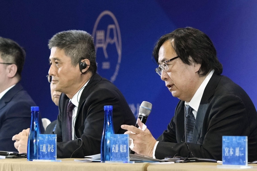 Yasushi Kudo (right), head of the Japanese nonprofit think tank Genron NPO, answers questions at a news conference following the closing of a a two-day forum on China-Japan relations in Beijing on Friday.