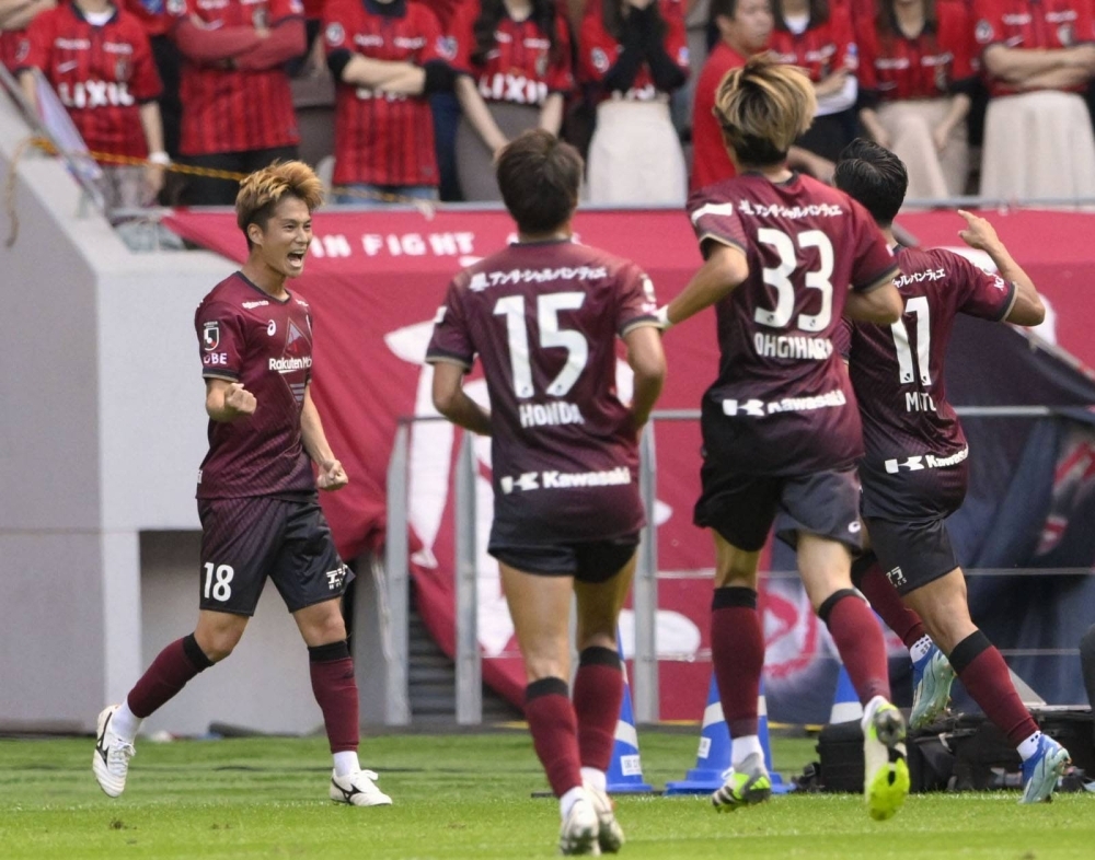 Vissel midfielder Haruya Ide (left) celebrates after scoring the team's second goal against Kashima at the National Stadium in Tokyo on Saturday.