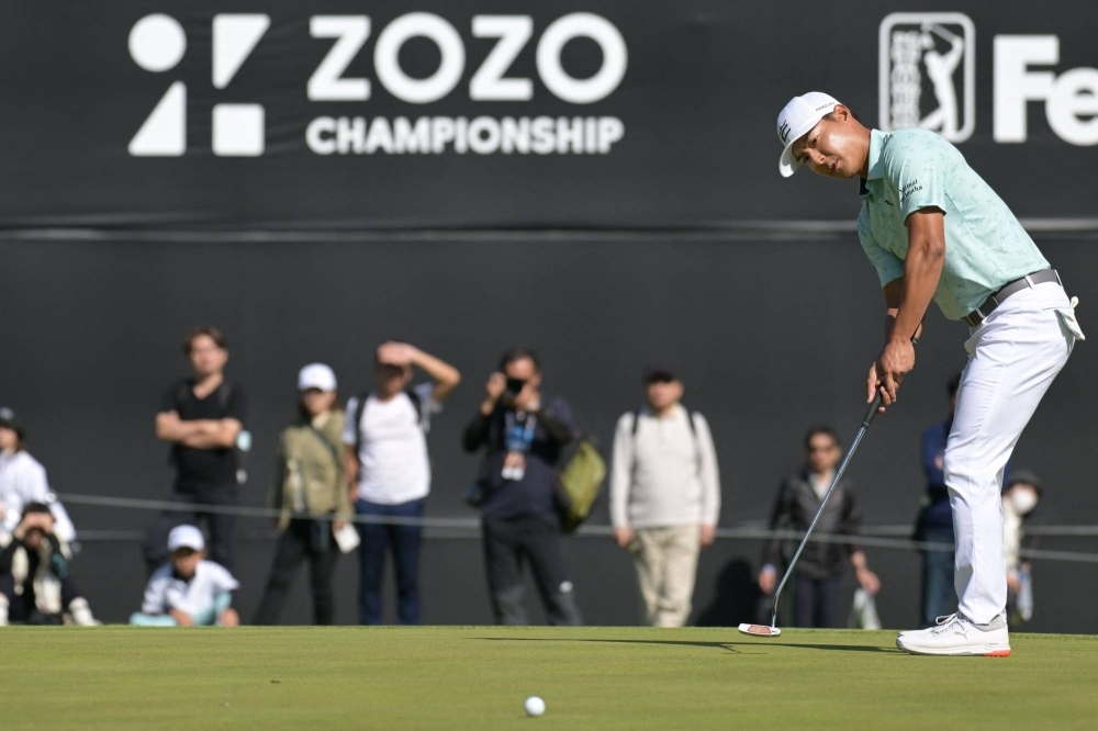 American Justin Suh putts on the 7th green during the third round of the Zozo Championships in Inzai, Chiba Prefecture, on Saturday. 