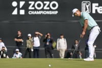 American Justin Suh putts on the 7th green during the third round of the Zozo Championships in Inzai, Chiba Prefecture, on Saturday.  | AFP-JIJI