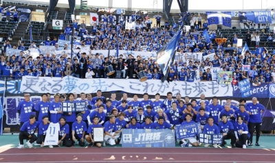 Zelvia players and fans celebrate the team's promotion to the J. League first division in Kumamoto on Sunday.
