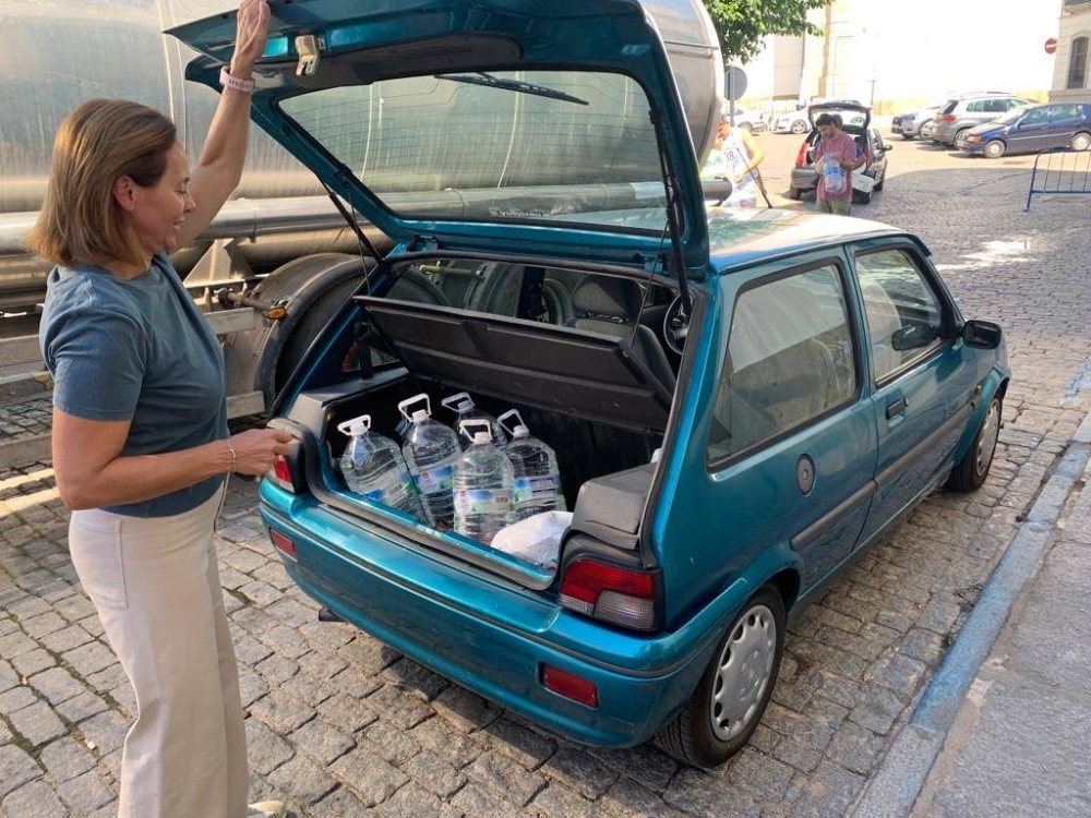 A mother of four fills her trunk with drinking water in Pozoblanco, Spain.