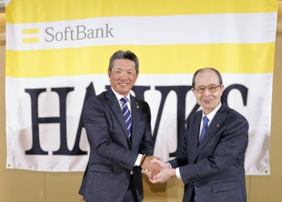 Softbank Hawks new manager Hiroki Kokubo (left) shakes hands with club chairman Sadaharu Oh in Fukuoka on Monday.