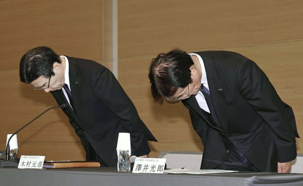 Sawai Pharmaceutical president Motohiko Kimura (left) and chair Mitsuo Sawai apologize at a news conference in the city of Osaka on Monday.