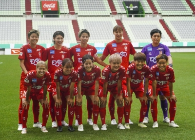 The INAC Kobe Leonessa women's football team poses for a photo before a WE League Cup match against Chifure AS Elfen Saitama on Sept. 10 at Noevir Stadium in Kobe.