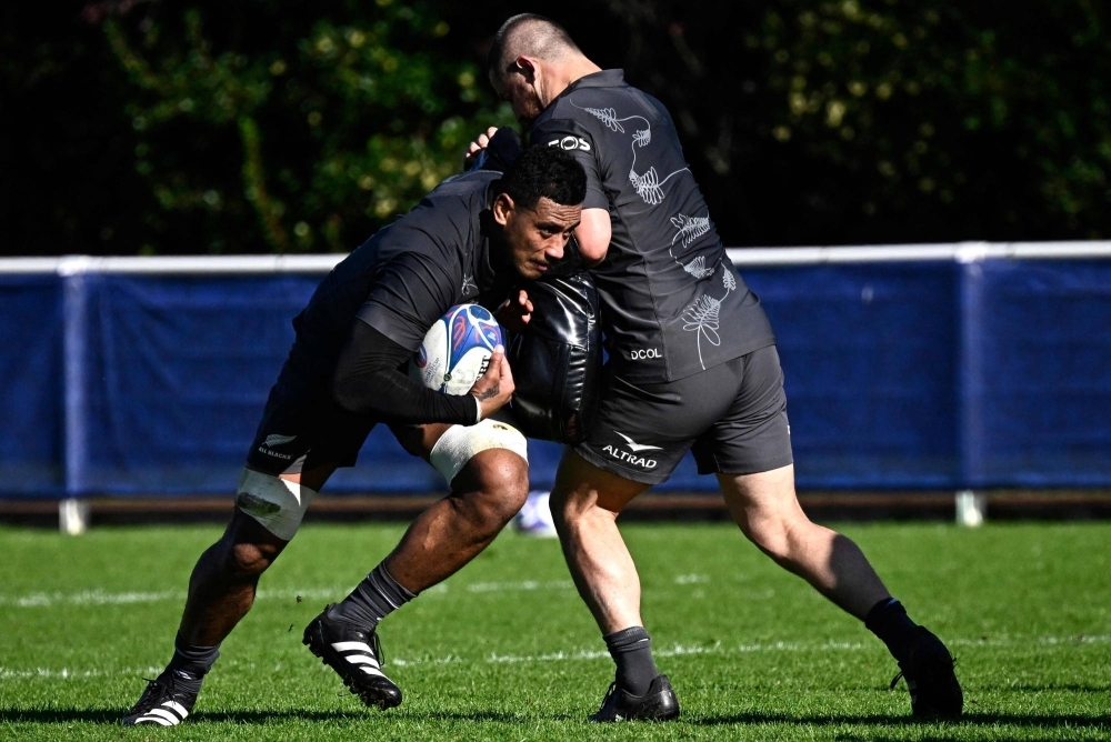 New Zealand's blindside flanker Shannon Frizell (left) takes part in a training session in Rueil-Malmaison, France, on Tuesday ahead of the Rugby World Cup final.