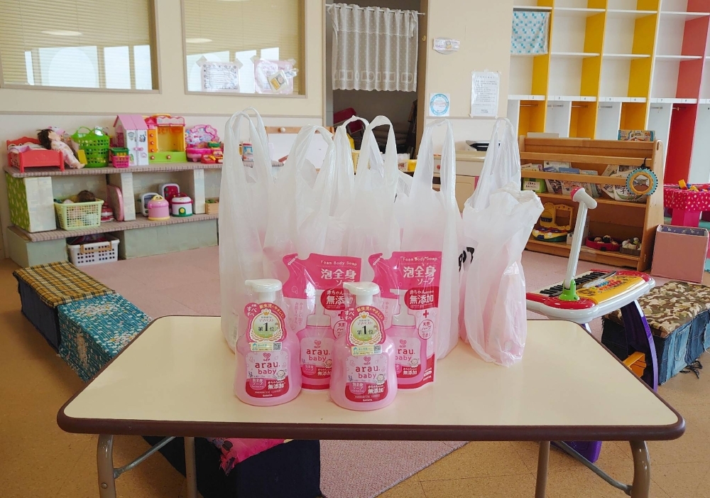 Baby soap donated by sanitary products company Saraya to the city of Kashiwara, Osaka Prefecture, has been distributed at child care support facilities in the city.
