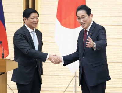 Prime Minister Fumio Kishida shakes hands with Philippine President Ferdinand Marcos Jr. following a joint news conference after their talks in Tokyo on Feb. 9. The two are set to meet again in November in the Philippines.