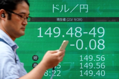 An increasing number of middle-aged men are using currency trading apps to buy and sell the yen to get short-term profits.